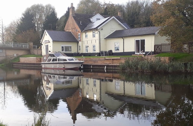 Riverside 2-Bed Cottage, Sleeps 3 with Parking