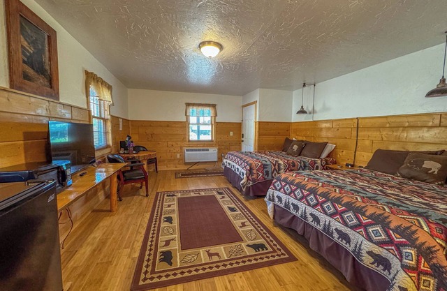 Riverside Cabin Retreat, 2 Queen Beds, Hot Tub, Mountain Views, Pet-Friendly