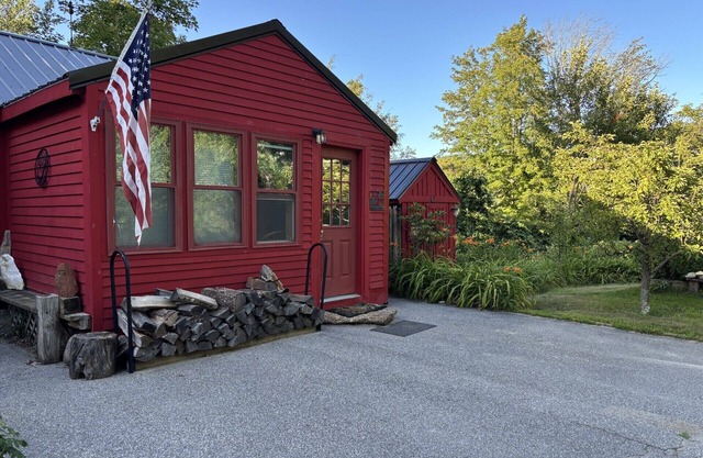 Riverside Cottage in the heart of Historic South Sutton.
