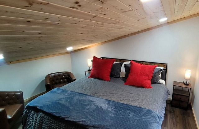 Riverside Cottage Retreat sleeps 4 with hot tub, sauna and wifi