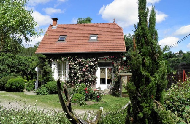 Riverside cottage with enclosed garden in Hérisson