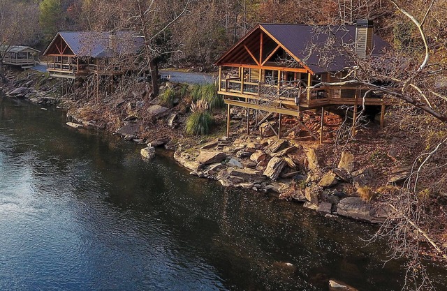 Riverside Elegance: Twin Luxury Lodges in Ellijay – Symphony of Nature & Comfort