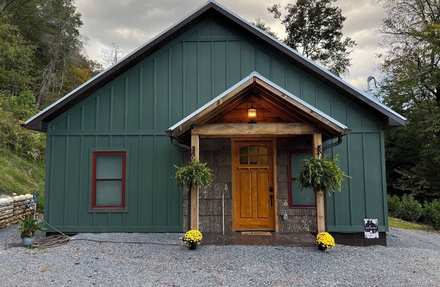 Riverside Escape: Charming 2-BR Cottage on the Watauga River in Johnson City