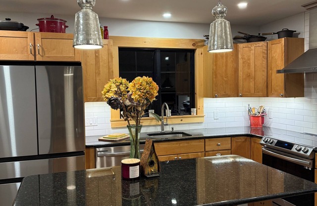 Riverside Home on Route 100 on Moover Bus Stop-3 Miles From Mount Snow