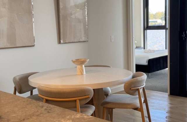 Riverside Luxe 2Bed Pool Parking