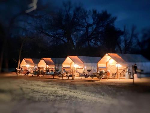 Riverside Oasis: Luxury Safari Tent near Kingsbury, Texas, Perfect for a Family Glamping Vacation