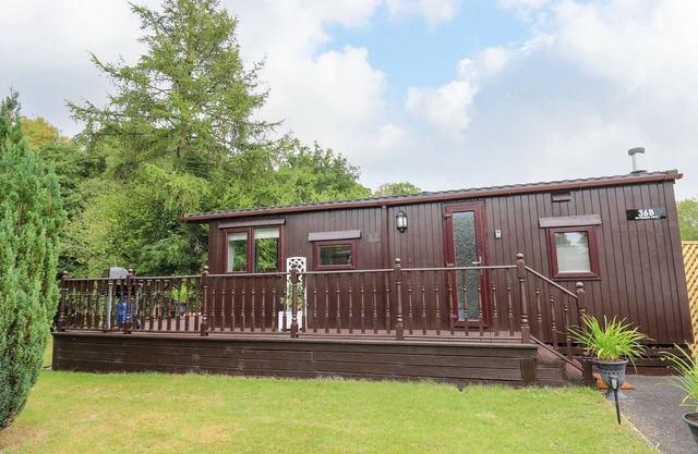 RIVERSIDE REST, family friendly, with a garden in Builth Wells