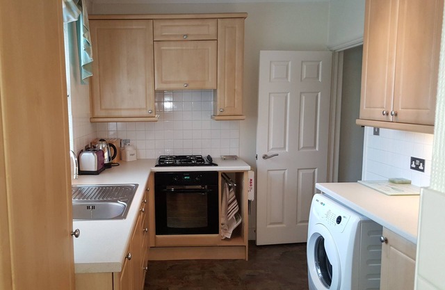 Riverside Super Studio Apartment Staines Near Heathrow/London