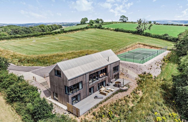 Riverview Farmhouse - Six Bedroom House, Sleeps 10