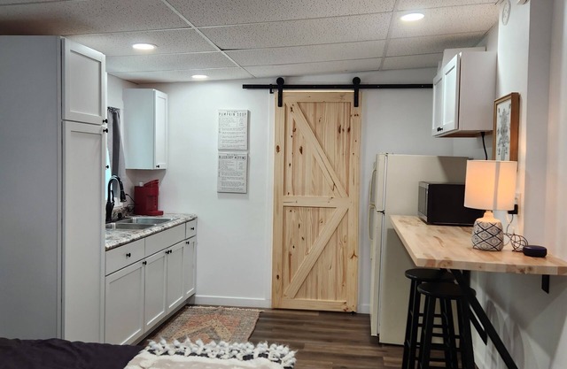Riverview Studio Apartment. Weekly/Monthly Discounts! Wifi. Convenient Location.
