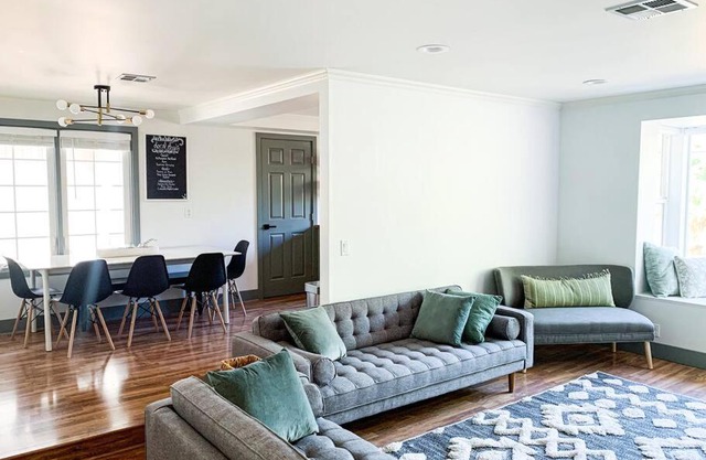 Riverwalk Retreat: Spacious, Hot tub, near Autzen