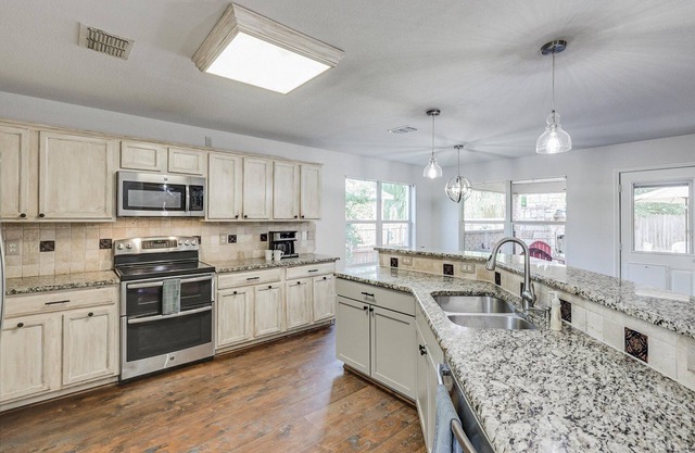 Roanoke Retreat - EV Charger - 3 primary Suites!