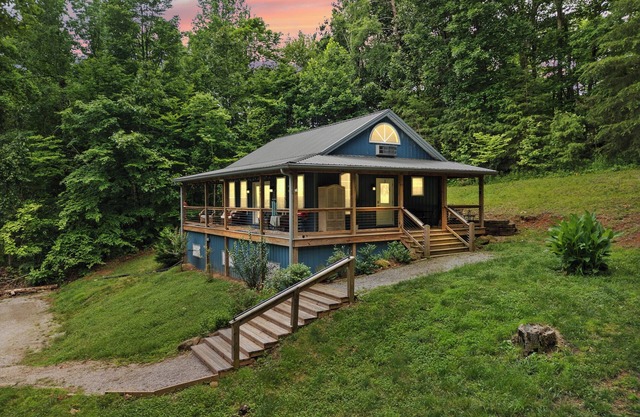 Robins Nest nestled on Nolin Lake! Boat parking onsite & close to the boat ramp!