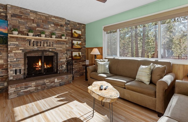 Robinson's Roost - Walk to Lake & Village, Arcade Game, Fireplace, Deck, Barbecue