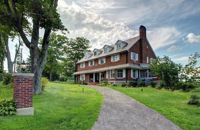 Rock Stream Estate | Wine trail with a hot tub surrounded by nature