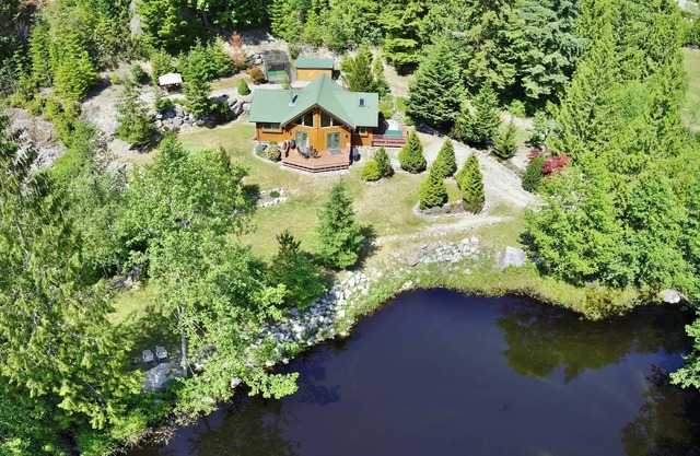 Rockridge Cabin in Garden Bay with Hot Tub and Private Pond, Steps to Lake