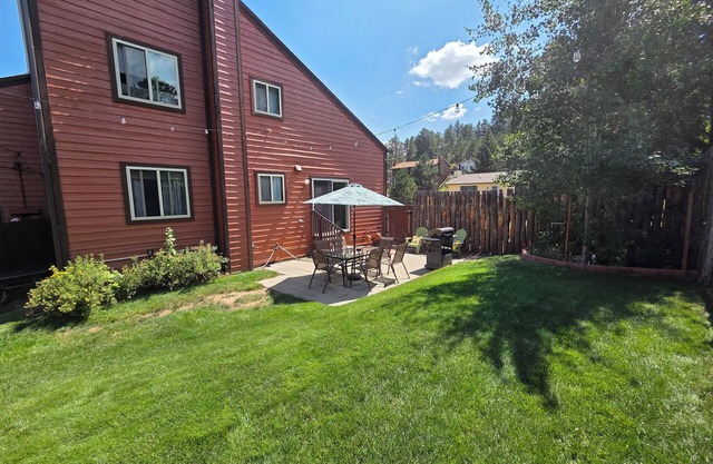 "Rocky Mountains Retreat: Skiing, Hiking, Red Rocks, & Casino Fun Await You!"