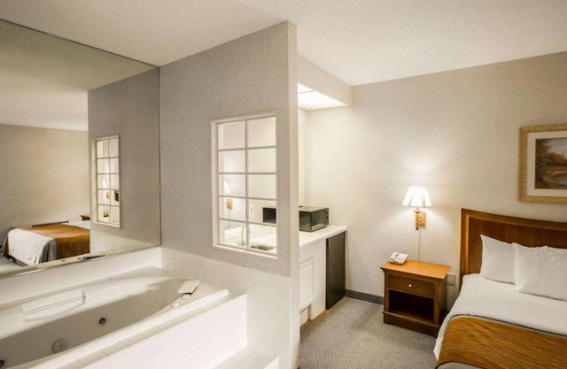 Rodeway Inn & Suites Cherokee On the River