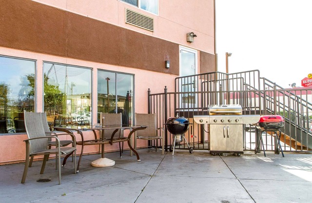 Rodeway Inn & Suites