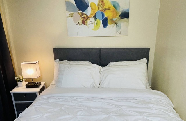 Rogers Park Cozy 1 bd, 1 bath unit. Gated parking.