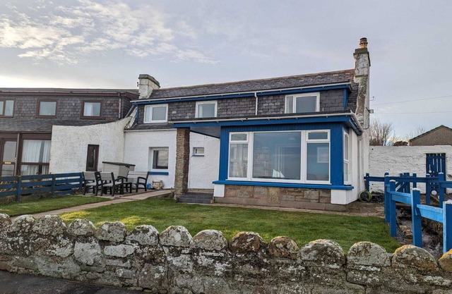 Roggle Roich - A traditional cottage with breath taking views of the sea