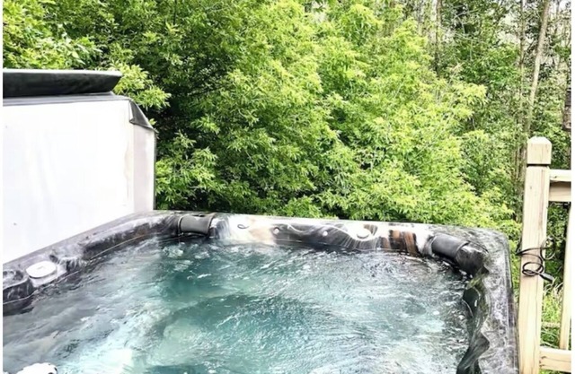 Rolling Hills Retreat ~King Bed,Hot Tub, Pool Table,Themed Movie Room,Woods view