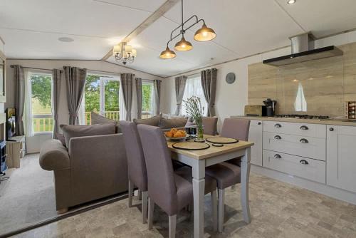 Rolling Hills Splash Escape - Heated Communal Swimming Pool & Fishing Nearby