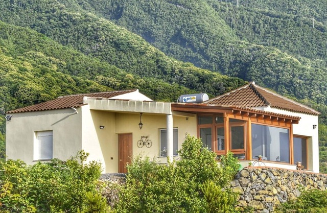 Romántica Villa de 96 m con Exteriores Llenos de Naturaleza