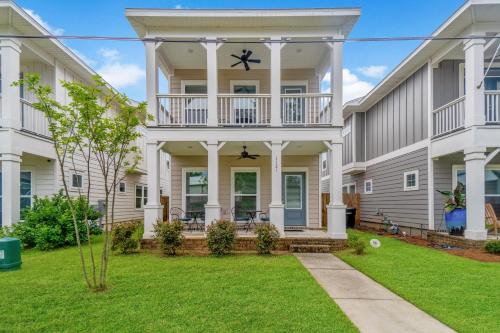 Romana Hideaway - 3 Bed 2 and Half Bath, Close to Downtown!