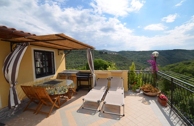 Romantic apartment with large terrace in panoramic position in the green