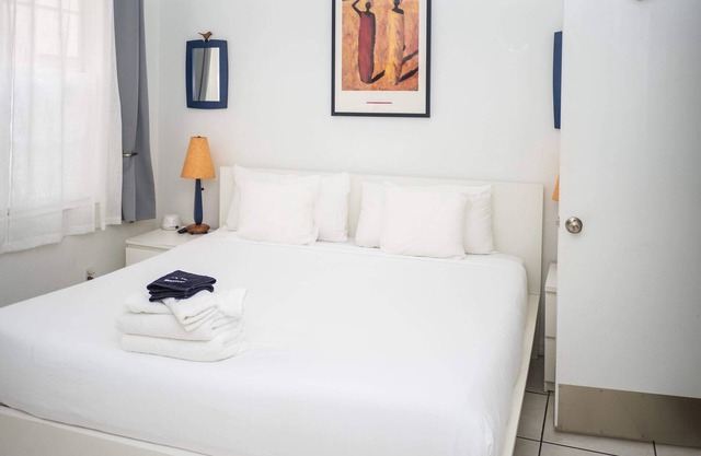 Romantic beach retreat: ocean 1/2 blockl, jacuzzi