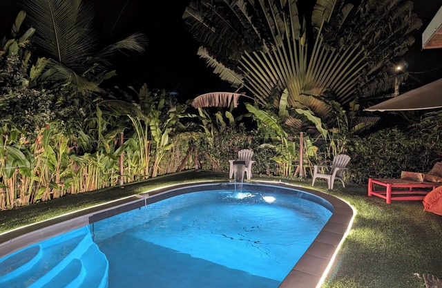 Romantic bungalow with private spa and communal pool