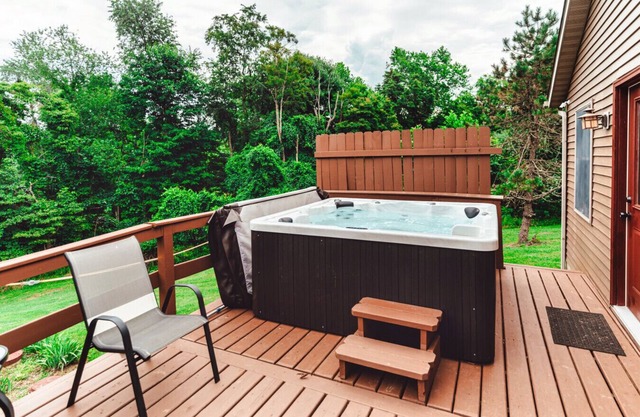 Romantic Cabin ~ Hot Tub ~ Fire Pit ~ Cedar Falls