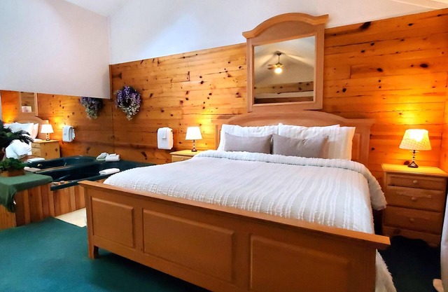 Romantic, country cabin for two with oversize jetted tub