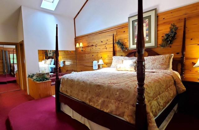 Romantic, country cabin for two with oversize jetted tub