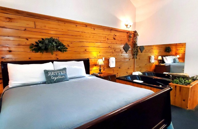 Romantic, country cabin for two with oversize jetted tub