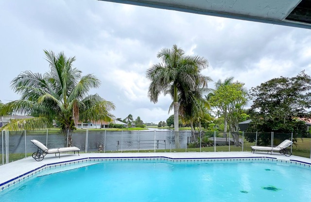 Romantic Dream Home in Wellington 4/2 heated Pool, Fireplace on Beautiful Lake