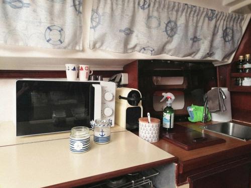 Romantic getaway on a sailboat in the Tagus