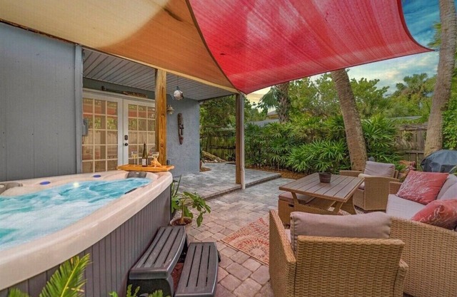 Romantic Getaway: Private Hot Tub & Honeymoon Suite Steps from the Beach