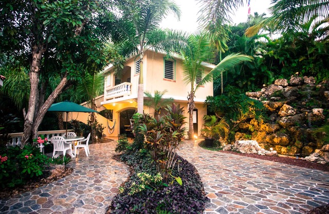Romantic Honeymoon Suite in Barrio Puntas Rincon. Short walk to Sandy Beach