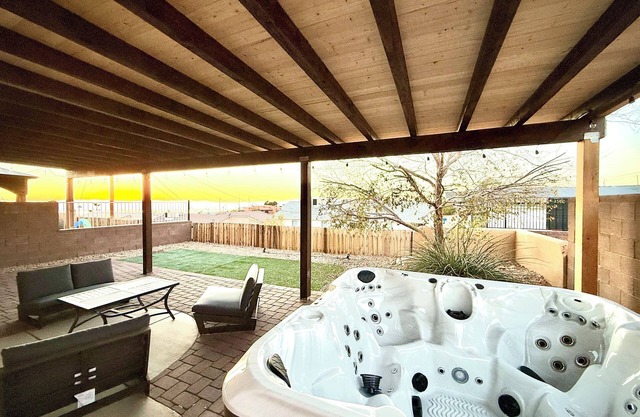 Romantic Hot Tub w/water view. Cute 3-bd Villa w/2 King beds and ensuite baths.