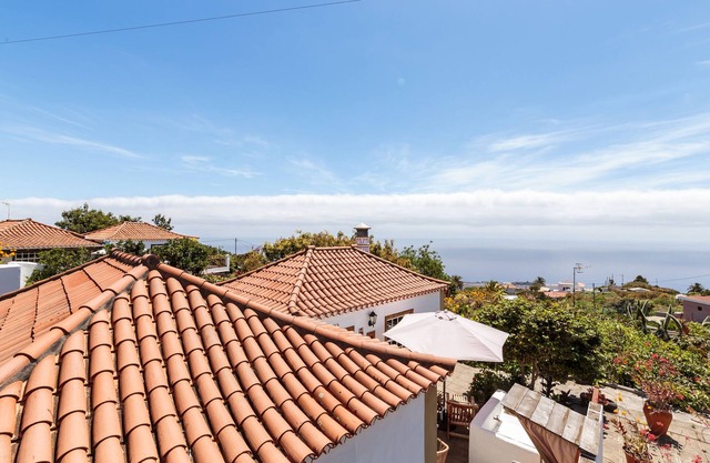 Romantic house between gardens, with wifi and barbecue