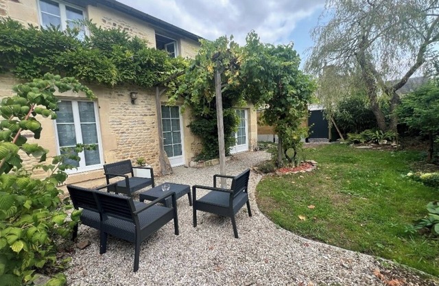 Romantic house with jacuzzi, SO'LOVELY sensory shower 10 minutes from Caen.