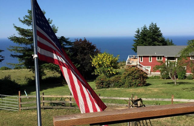 Romantic Ocean View Cottage with Starry Night Sky Gazing!