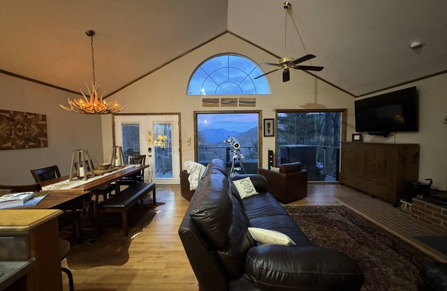 Romantic or Family Vacay w/Stunning Mtn Views & Hot Tub near Crabtree Falls