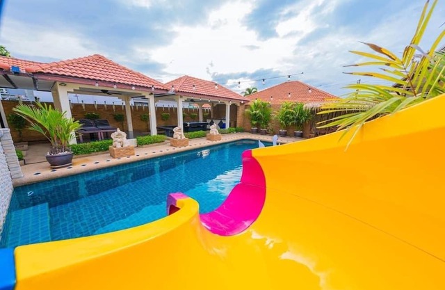 Romantic pool villa just 5 mins from the beach