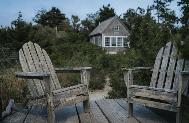 Romantic Waterfront Artist Cottage