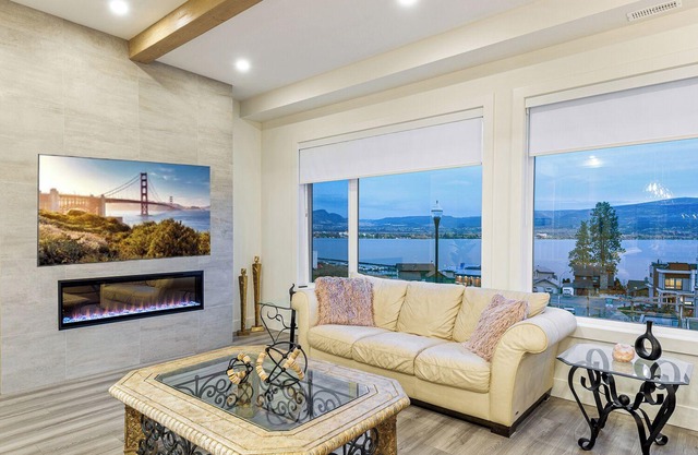 Roof Top Patio w/private beach! 5 minutes to downtown Kelowna & sleeps 15 people