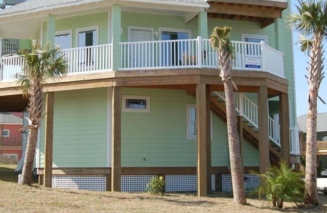 Rooftop Deck, Views, Beach Walkover, close to town- Pet Friendly