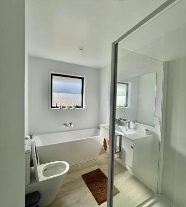 Room and Private Bathroom in Woodend